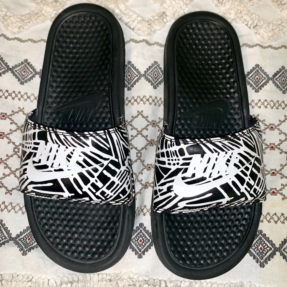 NIKE SLIDES